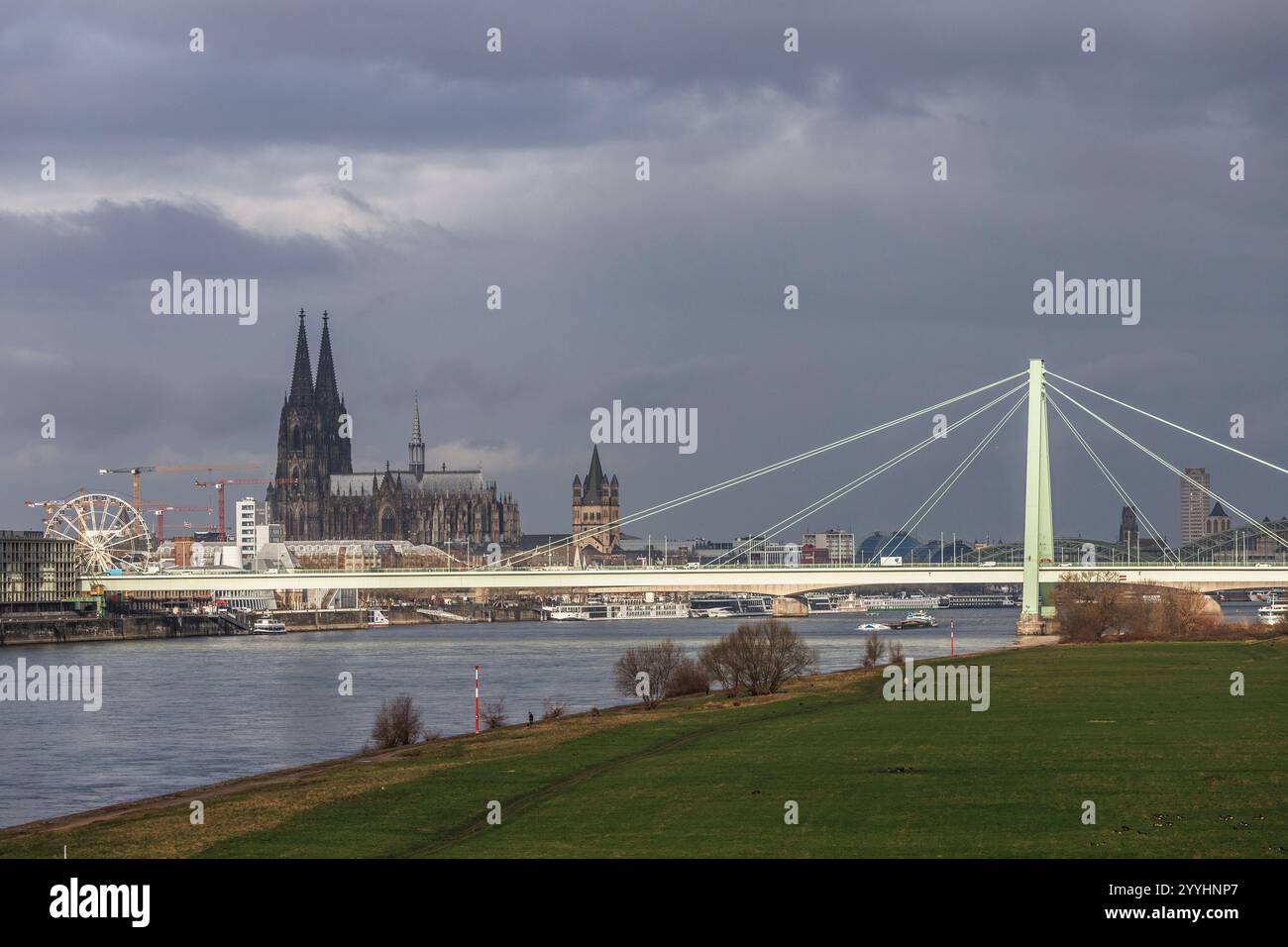 Vue sur le Rhin jusqu'à la cathédrale et le pont Severins, Cologne, Allemagne. Blick ueber den Rhein zum Dom und der Severinsbruecke, Koeln, Deutschl Banque D'Images