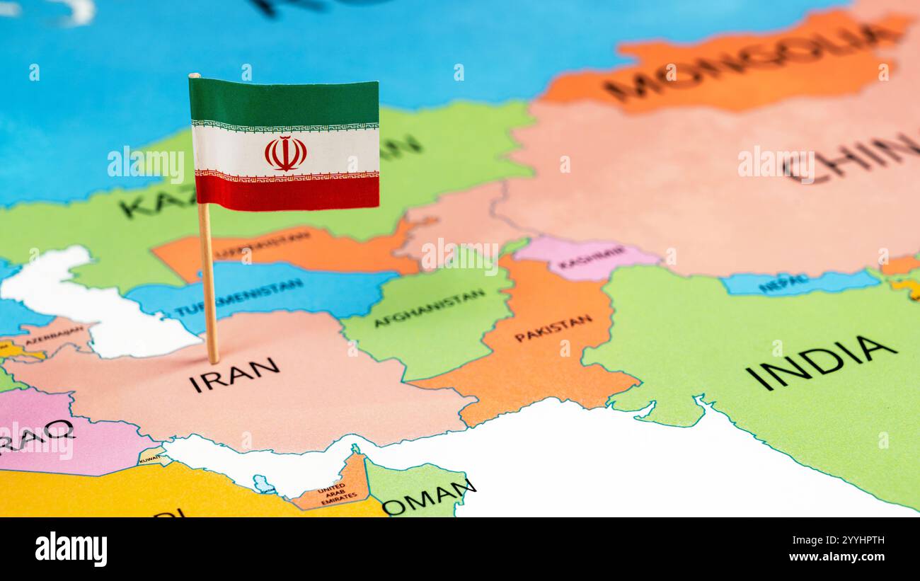 Une carte de l'Iran avec le drapeau national de l'Iran dessus. Le drapeau est vert, blanc et rouge tricolore. Le long des bords des rayures se trouve le Takbir et au centre i. Banque D'Images