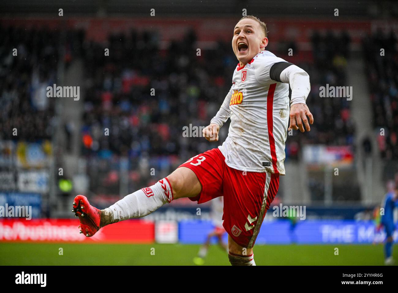 Regensburg, Allemagne. 22 décembre 2024. Football : Bundesliga 2, Jahn Regensburg - Darmstadt 98, Journée 17, Jahnstadion Regensburg. Kai Pröger de Ratisbonne célèbre après avoir marqué pour faire 1-0 contre Darmstadt. Credit : Armin Weigel/dpa - REMARQUE IMPORTANTE : conformément aux règlements de la DFL German Football League et de la DFB German Football Association, il est interdit d'utiliser ou de faire utiliser des photographies prises dans le stade et/ou du match sous forme d'images séquentielles et/ou de séries de photos de type vidéo./dpa/Alamy Live News Banque D'Images