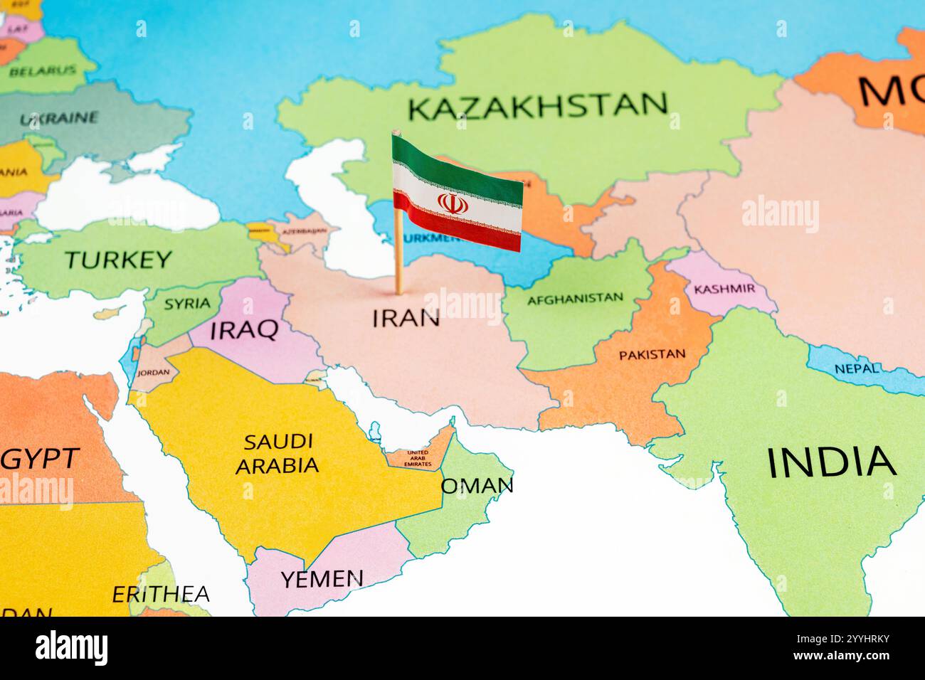 Une carte de l'Iran avec le drapeau national de l'Iran dessus. Le drapeau est vert, blanc et rouge tricolore. Le long des bords des rayures se trouve le Takbir et au centre i. Banque D'Images