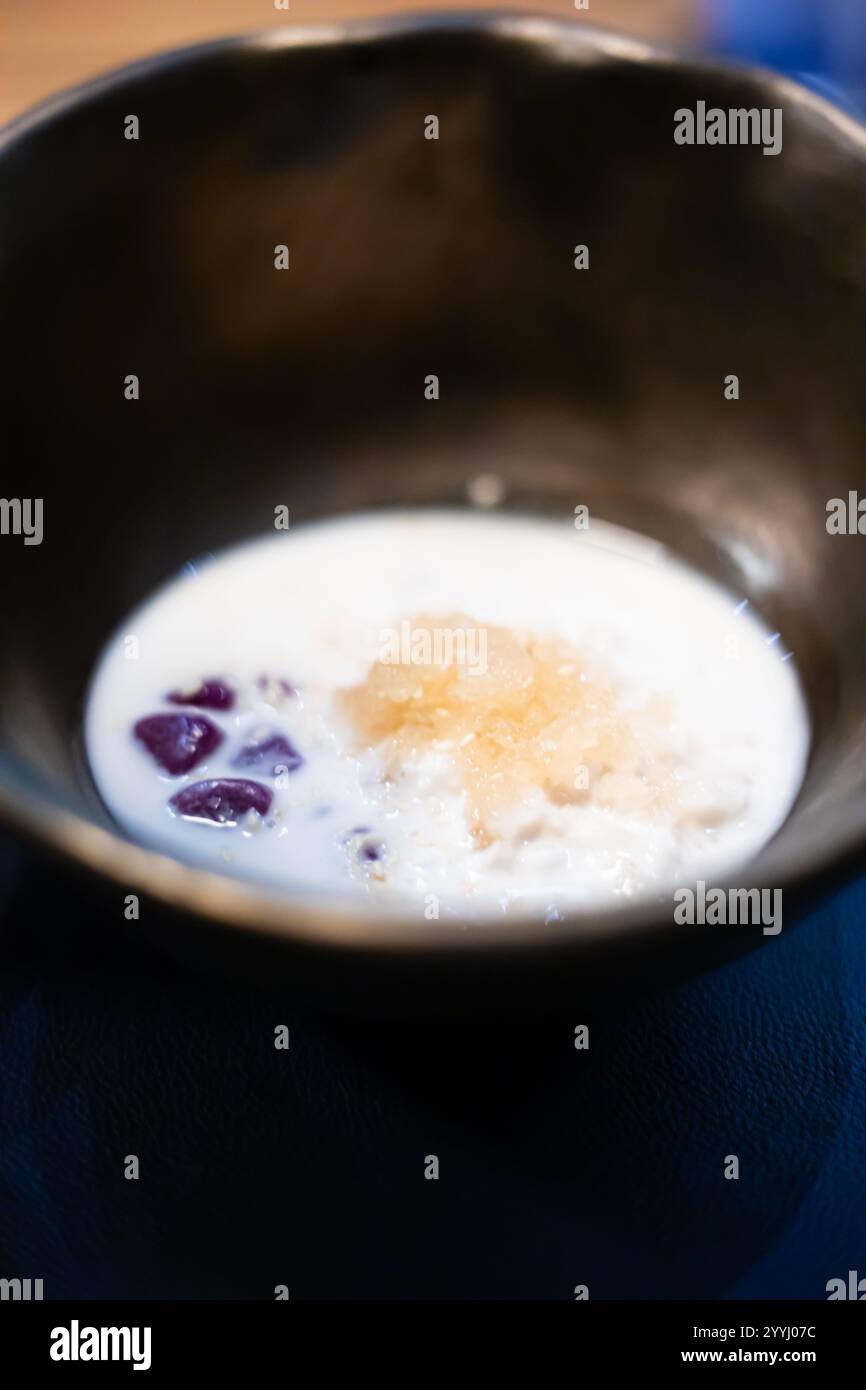 Gros plan des boulettes de riz gluant thaïlandais avec du lait de coco Banque D'Images