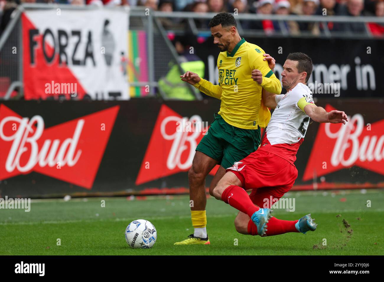 Utrecht, pays-Bas. 22 décembre 2024. UTRECHT, PAYS-BAS - 22 DÉCEMBRE : Alessio Da Cruz de Fortuna Sittard, Nick Viergever du FC Utrecht lors du match néerlandais Eredivisie entre le FC Utrecht et Fortuna Sittard au Stadion de Galgenwaard le 22 décembre 2024 à Utrecht, pays-Bas. (Photo de Ben Gal/Orange Pictures) crédit : Orange pics BV/Alamy Live News Banque D'Images