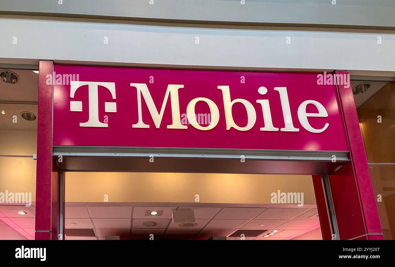 T affiche mobile au-dessus de l'entrée d'un magasin - Image de stock capturée avec un smartphone