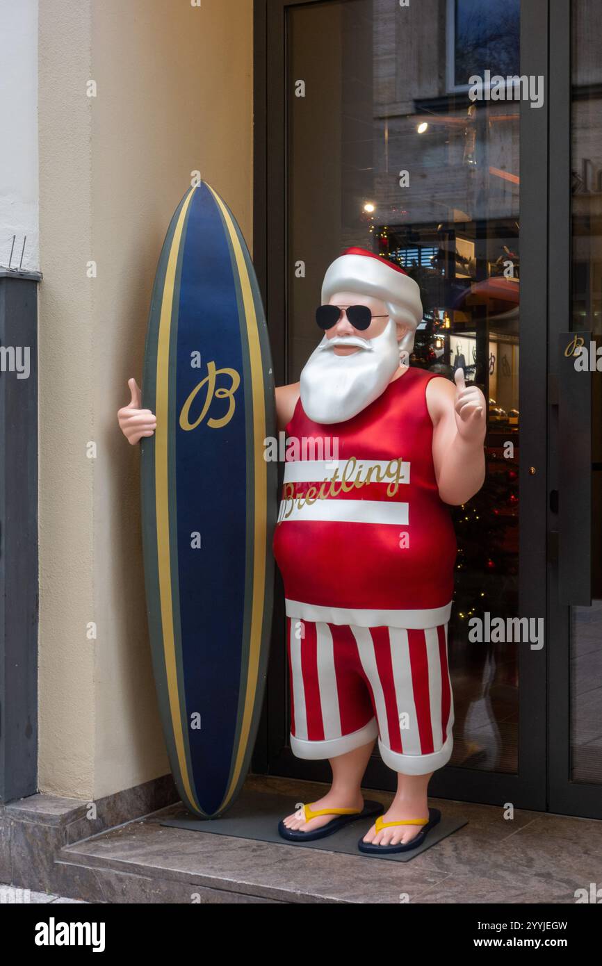 Surfin Santa à l'entrée d'un magasin Breitling à Stuttgart, Allemagne. Surf Santa Figur am Eingang einer Breitlingfiliale à Stuttgart. Banque D'Images