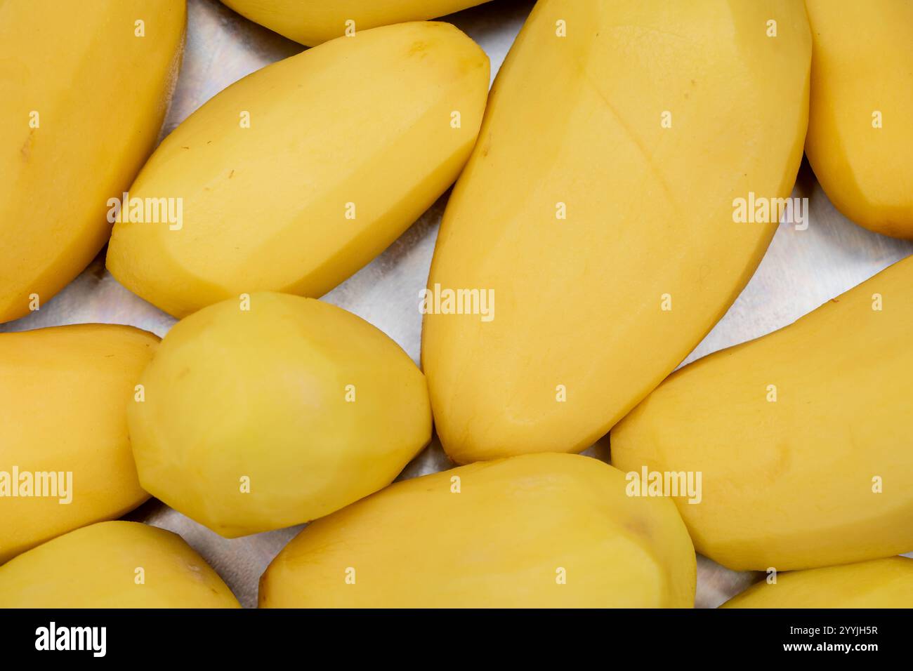 Pommes de terre pelées dans un pot - fond de préparation des aliments frais Banque D'Images