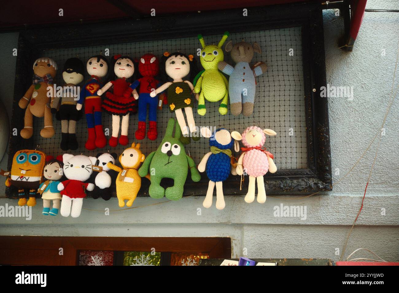 Balat, Istanbul, Turquie - 1er décembre 2024 : poupées en laine crochetée artisanalement de divers personnages colorés et mignons suspendus comme décoration murale Banque D'Images