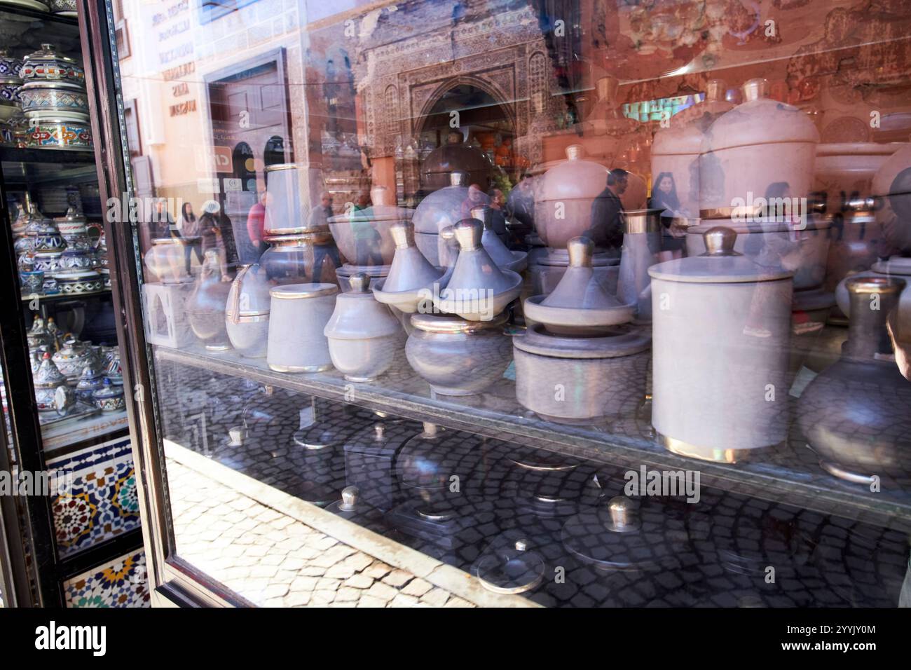 tagines modernes et pots de cuisine dans une vitrine marrakech, maroc Banque D'Images