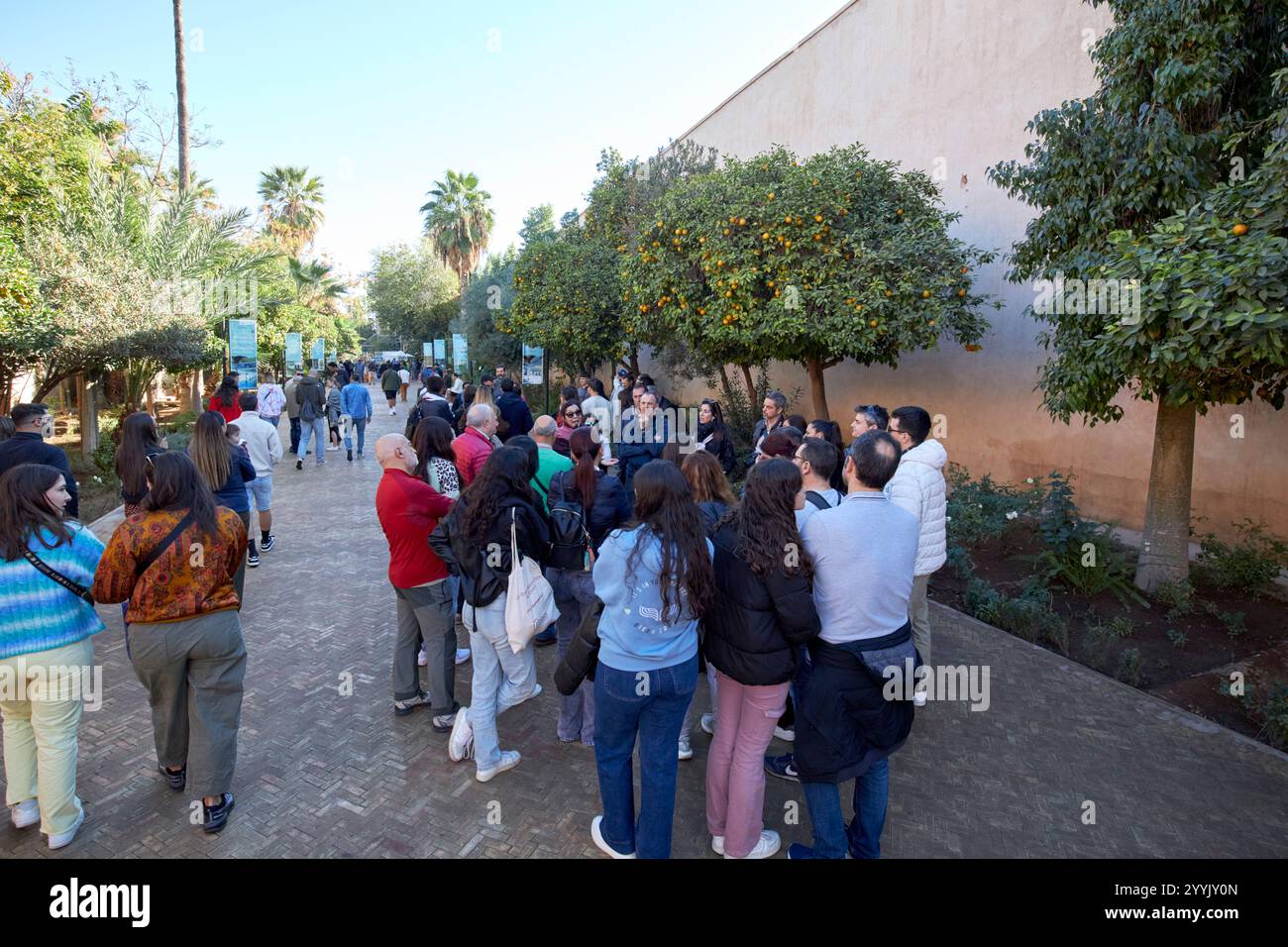 visite guidée groupe de touristes étrangers dans le parc du palais bahia marrakech, maroc Banque D'Images
