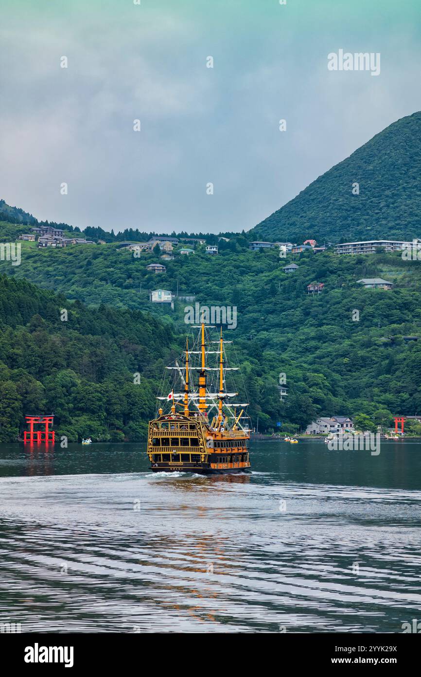 Hakone, Japon, 17 juin 2024 : le bateau pirate Hakone navigue sur le lac Ashinoko pendant une journée couverte en été. Banque D'Images