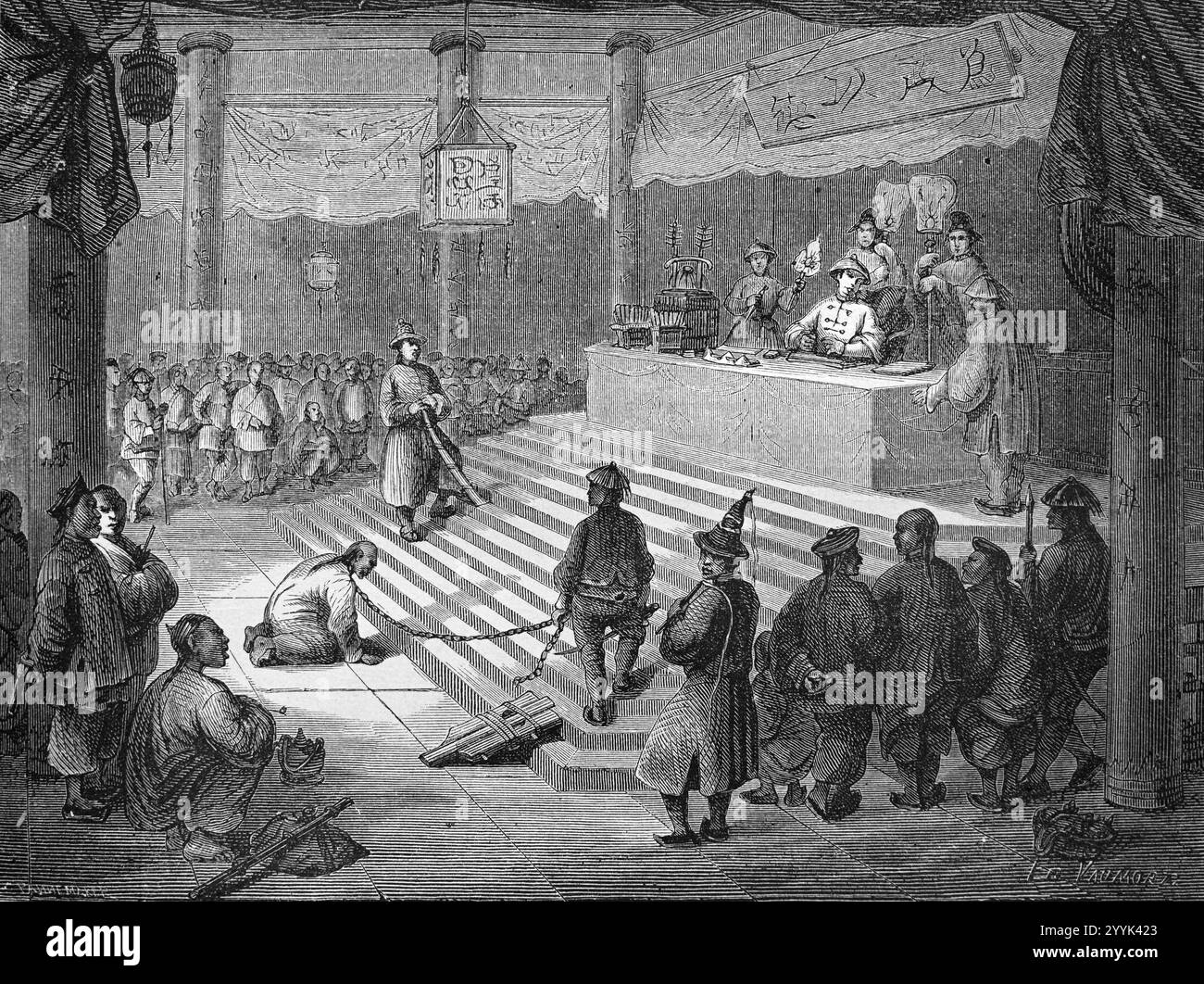 Accusé prisonnier chinois conduit dans des chaînes et conduit devant des juges au tribunal chinois ou à la cour de justice de Chine. Gravure vintage ou historique ou illustration 1864 Banque D'Images