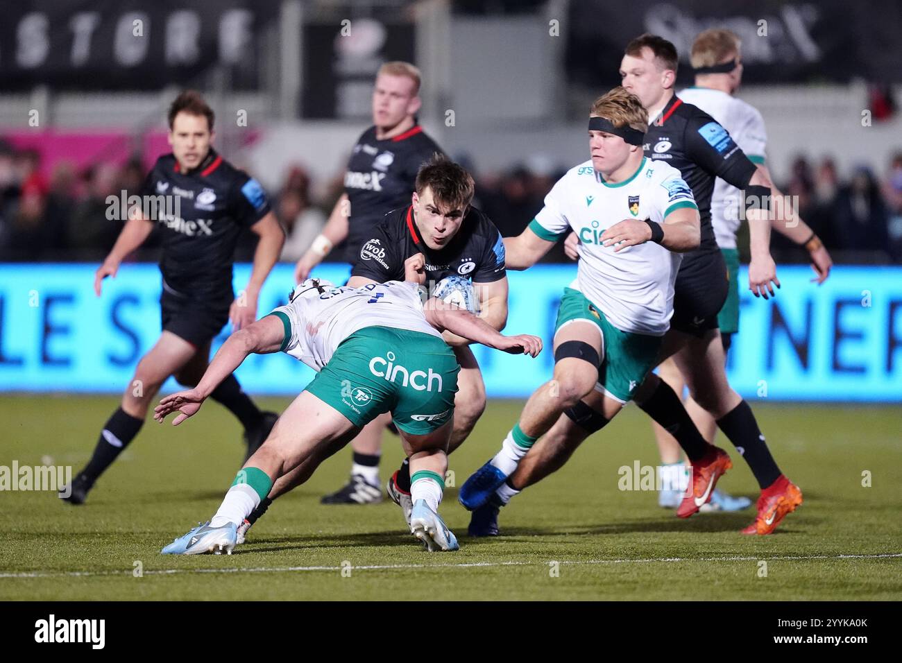 Theo Dan des Saracens est attaqué par Curtis Langdon des Saints de Northampton (deuxième à gauche) lors du Gallagher Premiership match au StoneX Stadium de Londres. Date de la photo : dimanche 22 décembre 2024. Banque D'Images