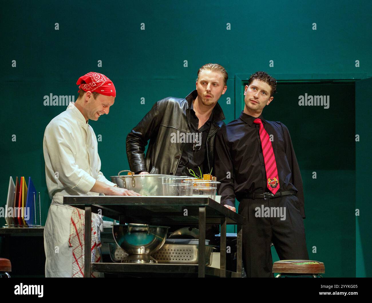 de gauche à droite : Carl Prekopp (Sweeney), Tom Canton (Frankie), Cary Crankson (Mugsy) dans DEALER'S CHOICE de Patrick Marber au Theatre Royal, Royal & Derngate, Northampton, Angleterre 27/05/2014 design : Helen Goddard éclairage : Katharine Williams réalisateur : Michael Longhurst Banque D'Images