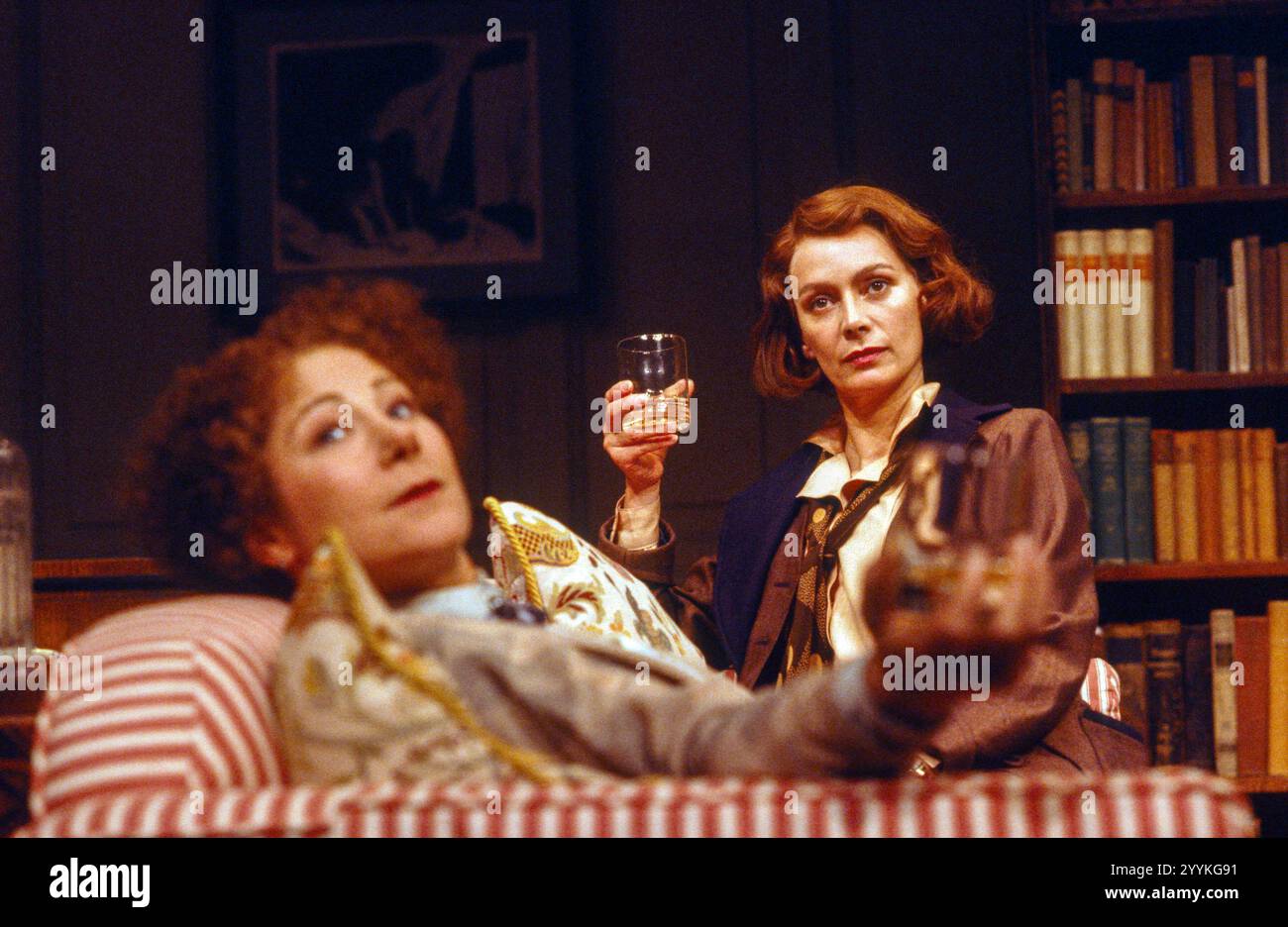 de gauche à droite : Zoe Wanamaker (Paula), Francesca Annis (Melitta) dans MRS KLEIN de Nicholas Wright au Cottesloe Theatre, National Theatre (NT), Londres SE1 10/08/1988 décor : John Gunter costumes : Stephen Brimson-Lewis éclairage : Mark Seaman réalisateur : Peter Gill Banque D'Images