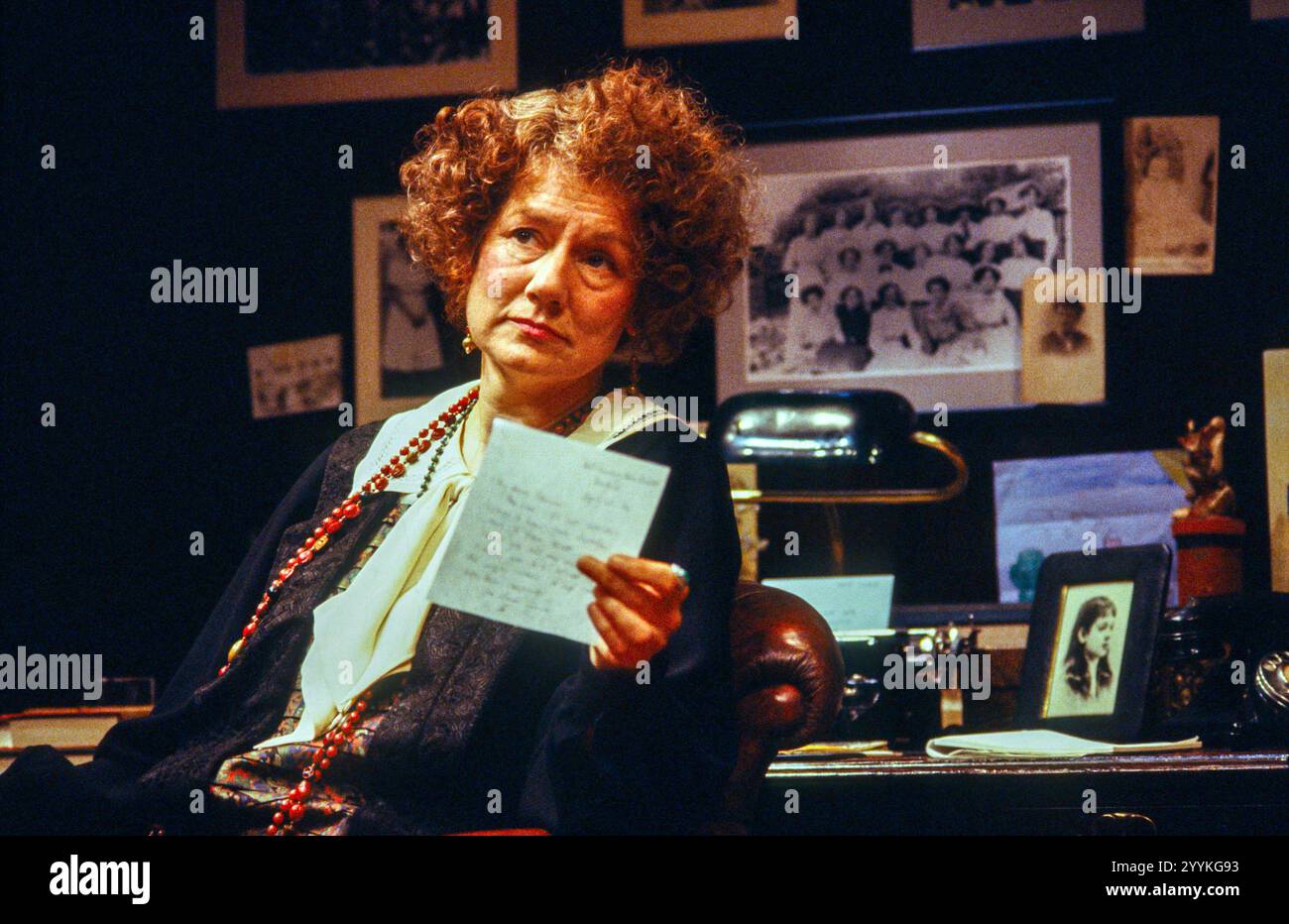 Gillian Barge (Melanie Klein) dans MRS KLEIN de Nicholas Wright au Cottesloe Theatre, National Theatre (NT), Londres SE1 10/08/1988 décor : John Gunter costumes : Stephen Brimson-Lewis éclairage : Mark Seaman réalisateur : Peter Gill Banque D'Images