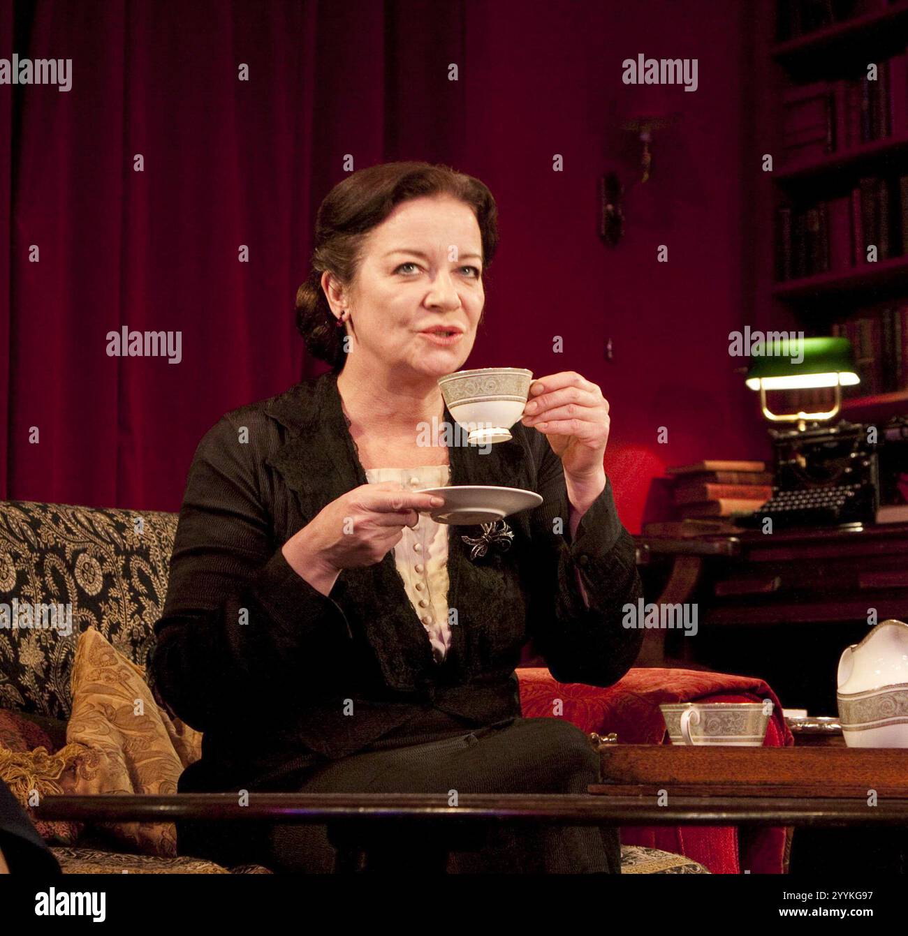 Clare Higgins (Mrs Klein) dans MRS KLEIN de Nicholas Wright au Almeida Theatre, Londres N1 29/10/2009 design : Tim Hatley éclairage : Neil Austin réalisateur : Thea Sharrock Banque D'Images
