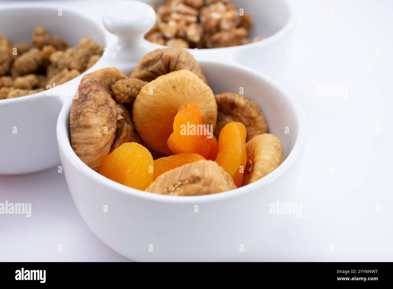 Une vue d'un bol de figues séchées et d'abricots séchés. Banque D'Images