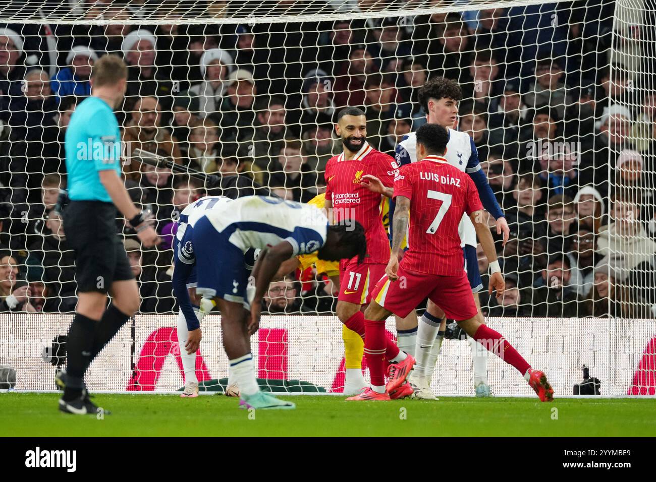 Liverpool's Mohamed Salah, center, celebrates after scoring his side's fourth goal during the English Premier League soccer match between Tottenham and Liverpool at Tottenham Hotspur Stadium in London, Sunday, Dec. 22, 2024. (AP Photo/Dave Shopland) Banque D'Images