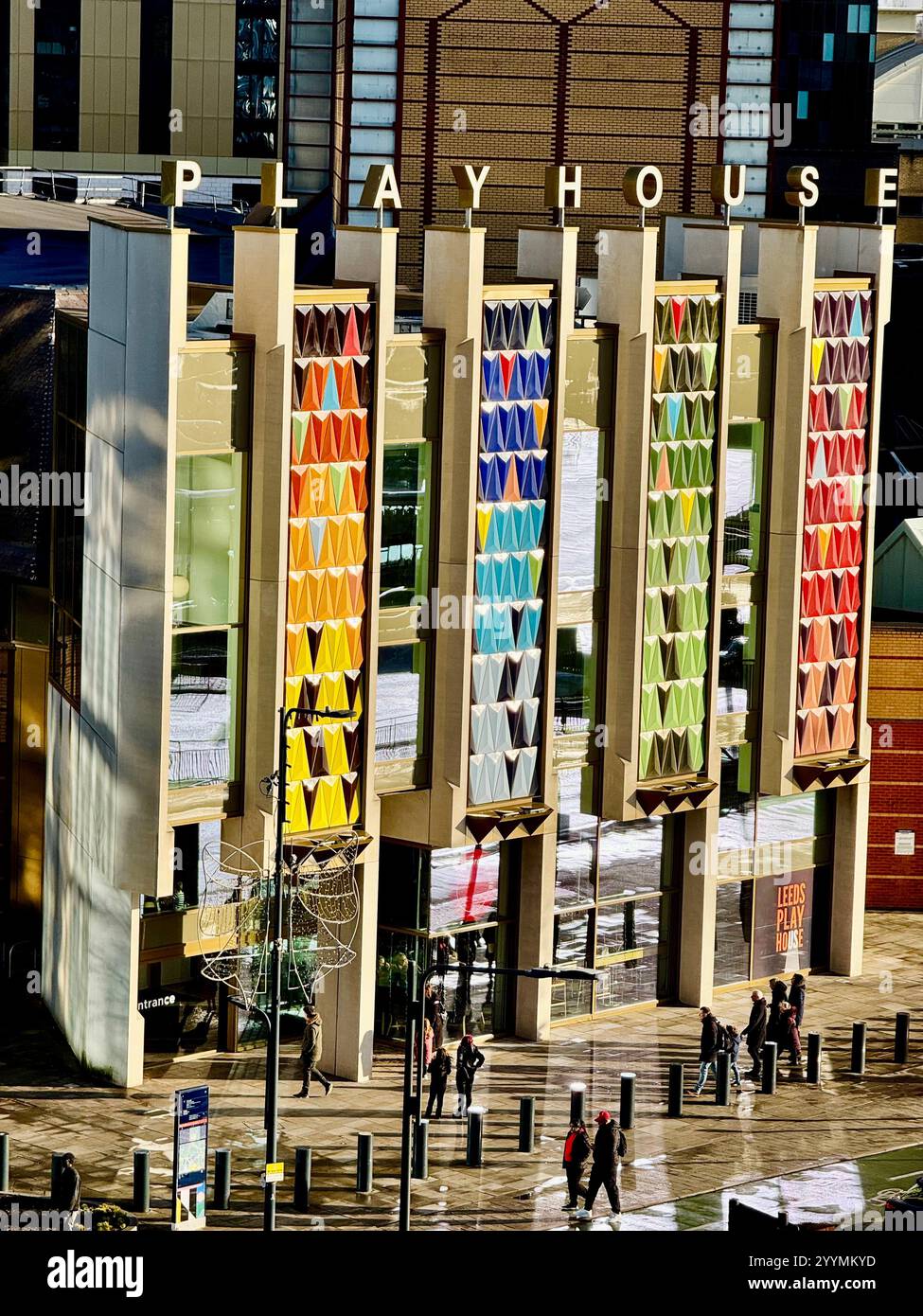 Vue aérienne de Leeds Playhouse, anciennement connu sous le nom de West Yorkshire Playhouse, façade colorée de bâtiment de théâtre et centre-ville environnant Banque D'Images