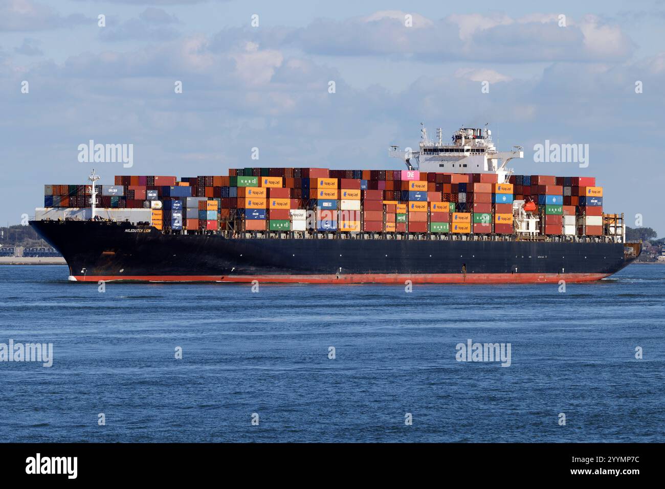 Le porte-conteneurs Niledutch Lion quitte le port de Rotterdam le 4 octobre 2025. Banque D'Images Le porte-conteneurs Niledutch Lion quitte le port de Rotterdam le 4 octobre 2025. Banque D'Images