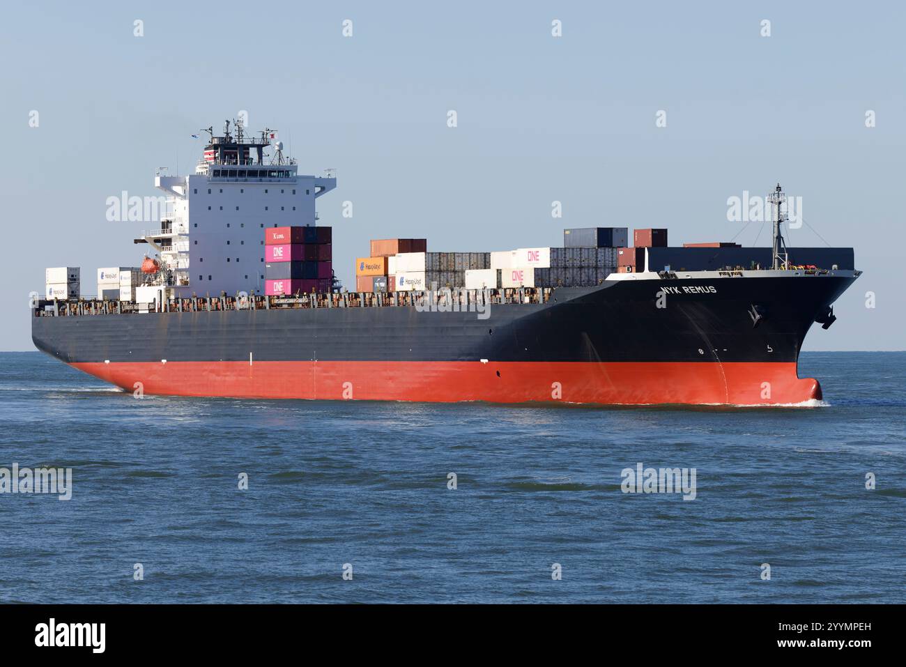 Le porte-conteneurs NYK Remus arrive au port de Rotterdam le 4 octobre 2025. Banque D'Images Le porte-conteneurs NYK Remus arrive au port de Rotterdam le 4 octobre 2025. Banque D'Images