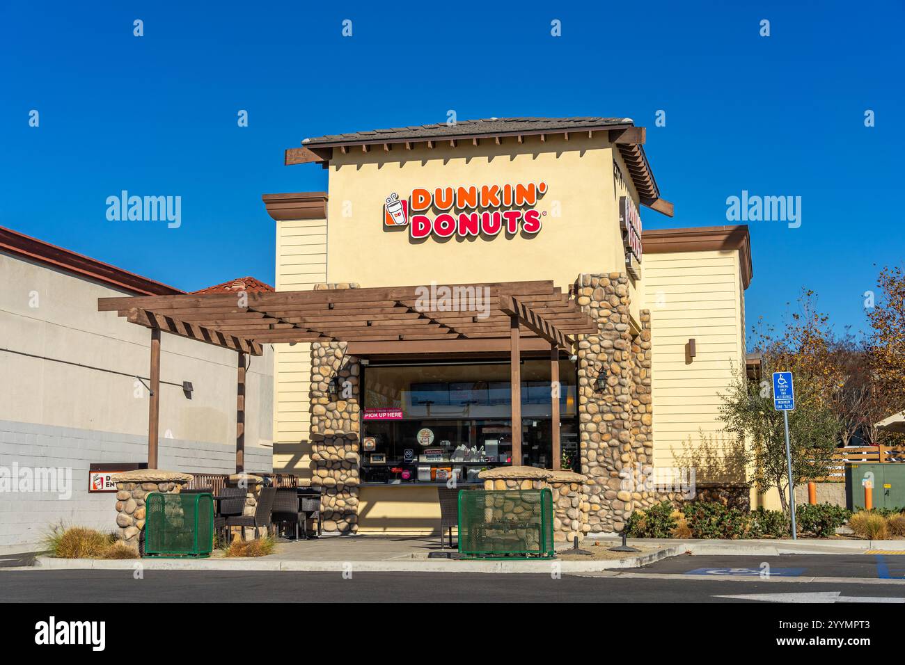 Lake Forest, CA, États-Unis - 18 décembre 2024 : Dunkin’ Donuts bâtiment extérieur avec une fenêtre à pied situé dans le comté d'Orange dans la ville de Lake Forest. Banque D'Images