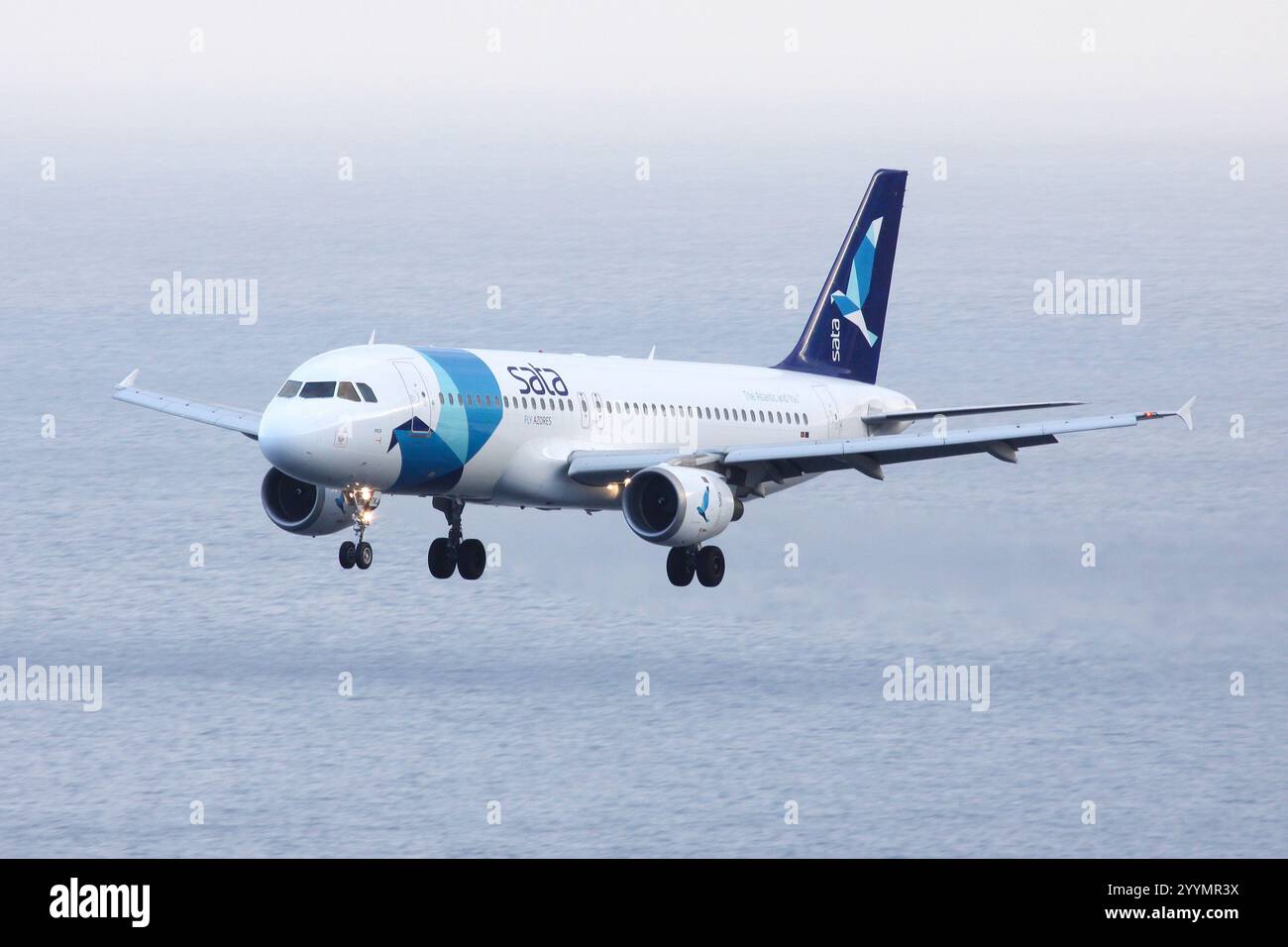 Une scène pittoresque avec l'arrivée du SATA Airbus A320 CS-TKJ à l'aéroport Funchal de Madère Banque D'Images