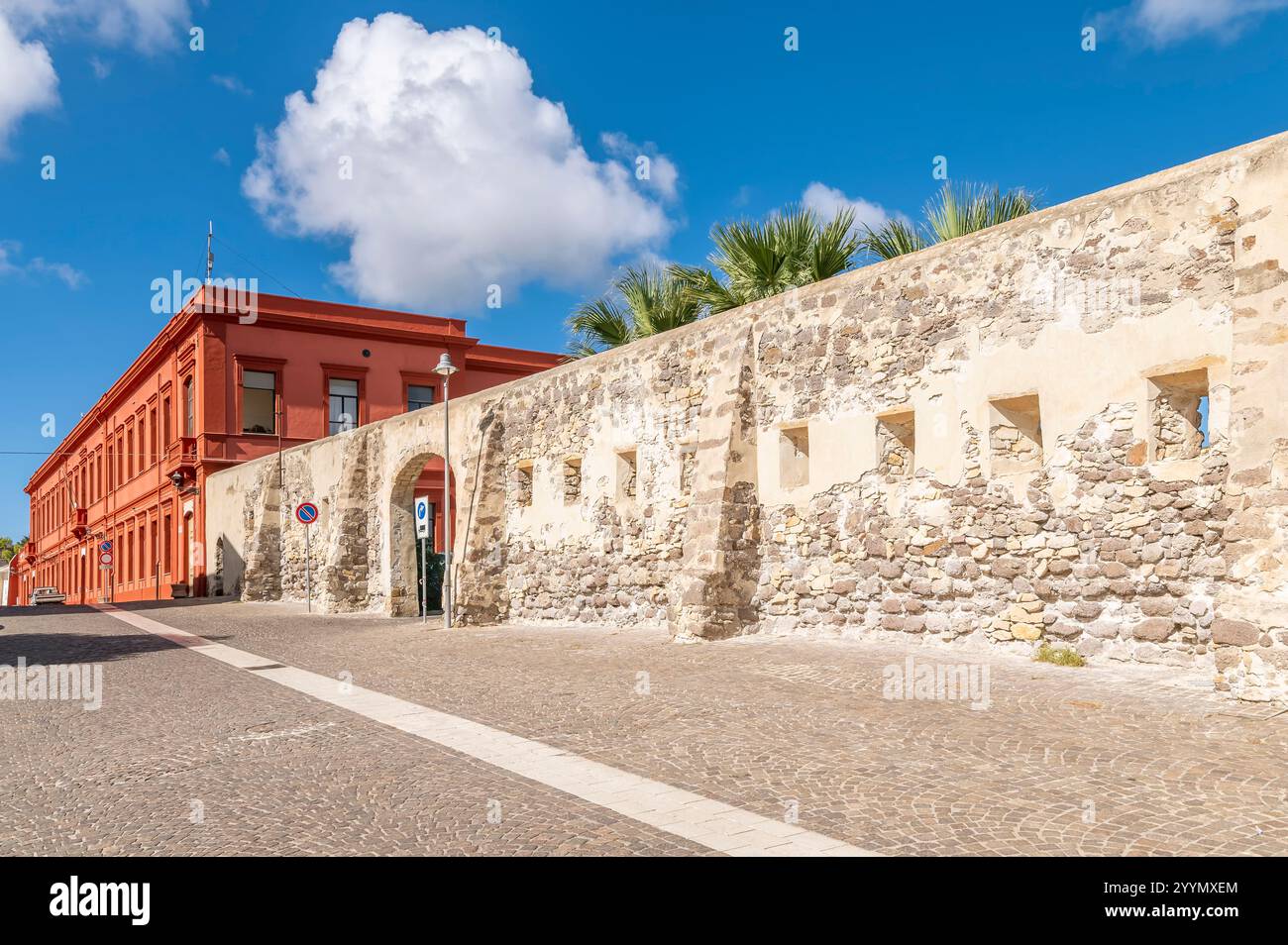 Les remparts de la ville de Carloforte, île de San Pietro, Sardaigne, Italie Banque D'Images