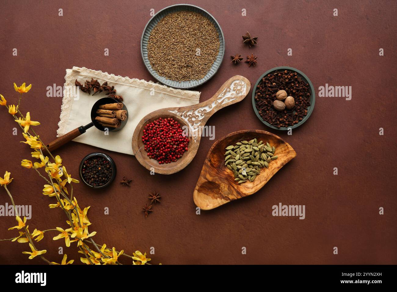 un assortiment coloré d'épices aromatiques dans des plats et plateaux rustiques traditionnels. Banque D'Images