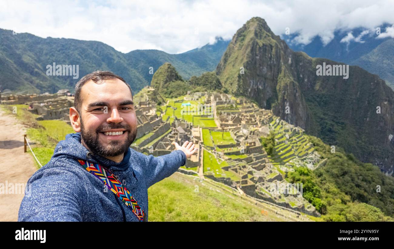 Un voyageur barbu immortalise le moment avec un selfie au Machu Picchu. Banque D'Images