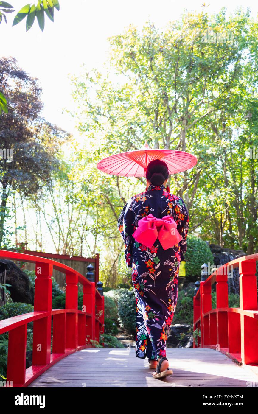 Femme japonaise portant un kimono marchant le long du chemin seul à sa destination prévue femme apanaise portant un kimono marchant le long du chemin est le concept de Banque D'Images