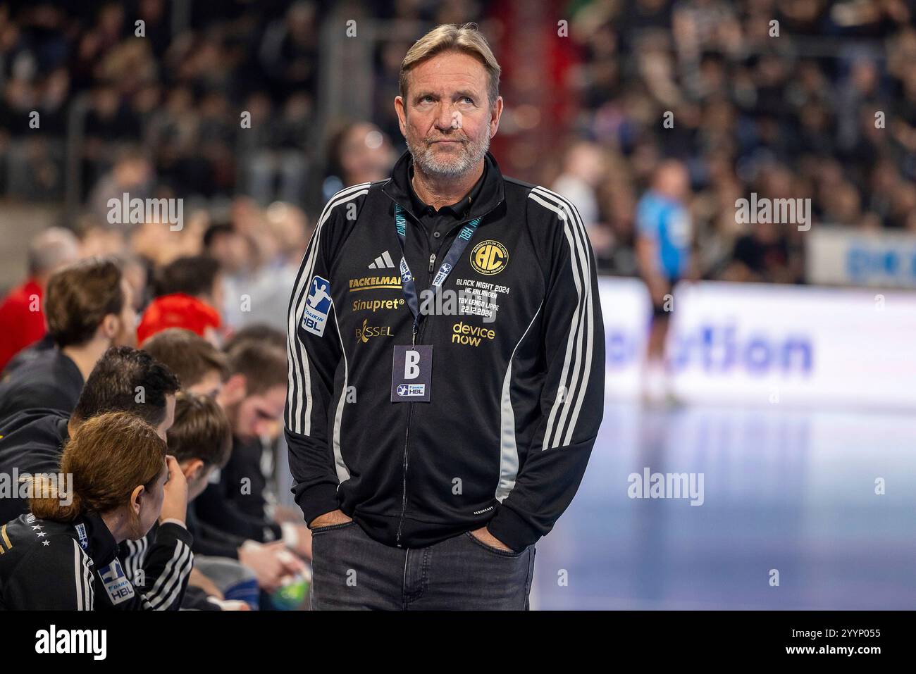 Martin Schwalb (HC Erlangen, Chef-formateur) nachdenklich mit Haenden in den Hosentaschen und verdrehten Augen. HC Erlangen v. TBV Lemgo Lippe, Handball, 1. Handball Bundesliga, saison 2024/2025, 16. Spieltag, 22.12.2024 Foto : Eibner/Ardan Fuessmann Banque D'Images