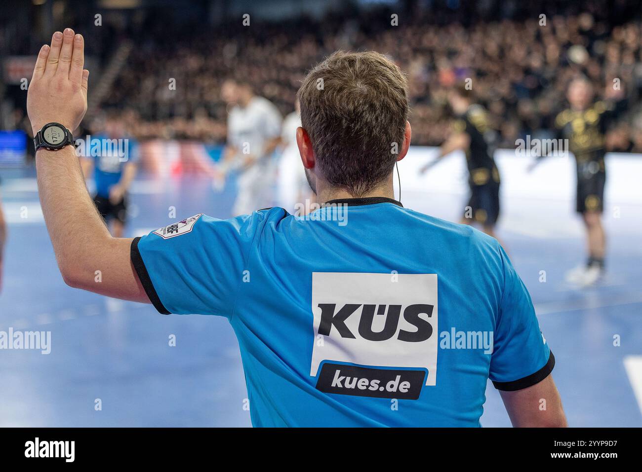 Der Schiedsrichter a averti Lemgo vor passiven Spiel. HC Erlangen v. TBV Lemgo Lippe, Handball, 1. Handball Bundesliga, saison 2024/2025, 16. Spieltag, 22.12.2024 Foto : Eibner/Ardan Fuessmann Banque D'Images