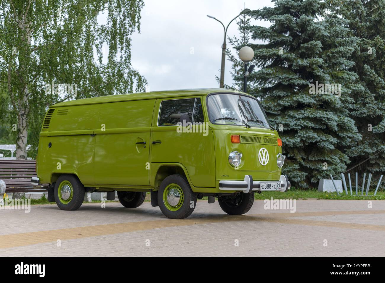 Un bus vert rétro Volkswagen Kombi (T2) est garé sur des tuiles dans le parc. Cheboksary, Russie. 6/15/2024 Banque D'Images