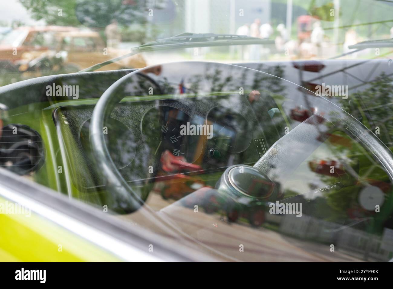 La cabine et le volant d'un bus Volkswagen Kombi rétro (T2) sont garés sur des tuiles dans le parc. Cheboksary, Russie. 6/15/2024 Banque D'Images