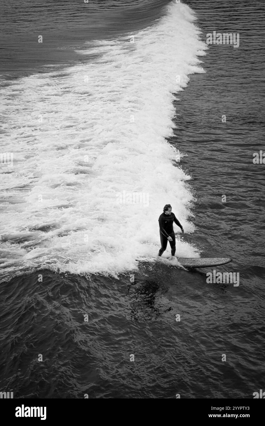 Chevaucher la vague sur une planche Banque D'Images