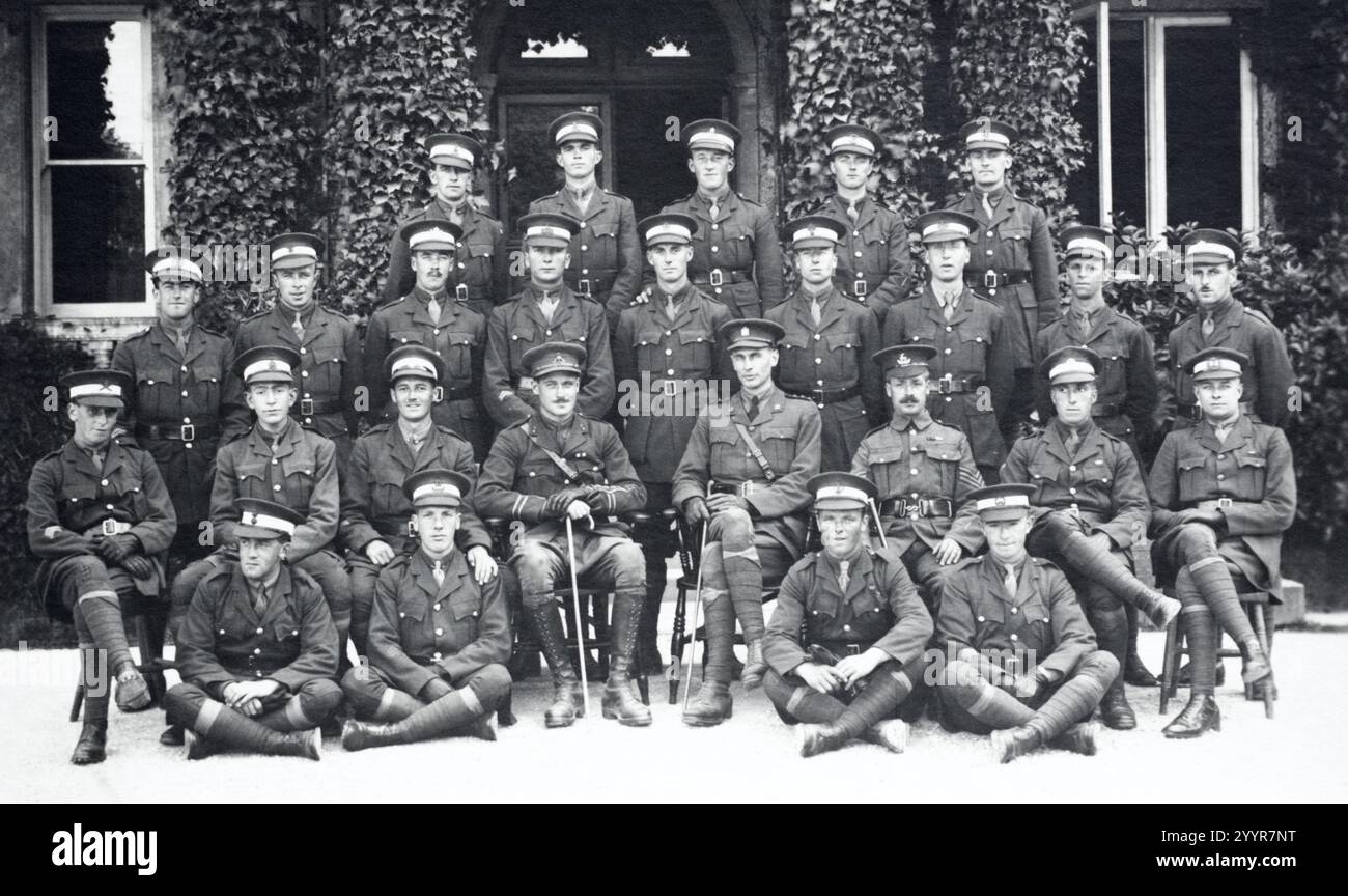 Des cadets officiers d'infanterie de divers régiments aux côtés de leurs instructeurs, y compris un capitaine dans les Fusiliers du Lancashire qui avait reçu la Croix militaire, pendant la première Guerre mondiale vers 1918. Beaucoup de cadets avaient été en service actif dans les rangs, comme en témoignaient leurs Overseas Service Stripes. Banque D'Images