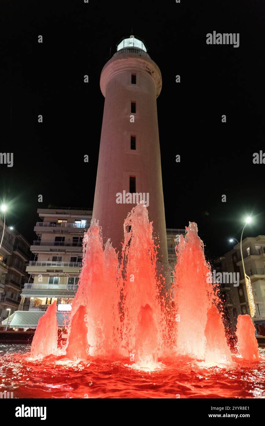 Phare et fontaine dans la région d'Alexandroupolis Evros Grèce, décoration de Noël et du nouvel an, couleurs et lumières vibrantes, destination touristique. Banque D'Images