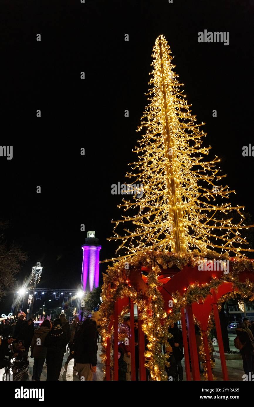 Alexandroupolis Evros région Grèce- décembre 16, 2024 Noël et nouvel an décoration, couleurs et lumières vibrantes, les gens dans les rues, touristique Banque D'Images