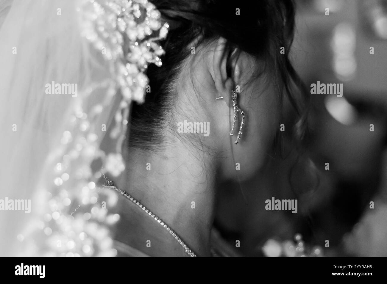 Mariée élégante en Soft Focus portant des boucles d'oreilles exquises. Banque D'Images