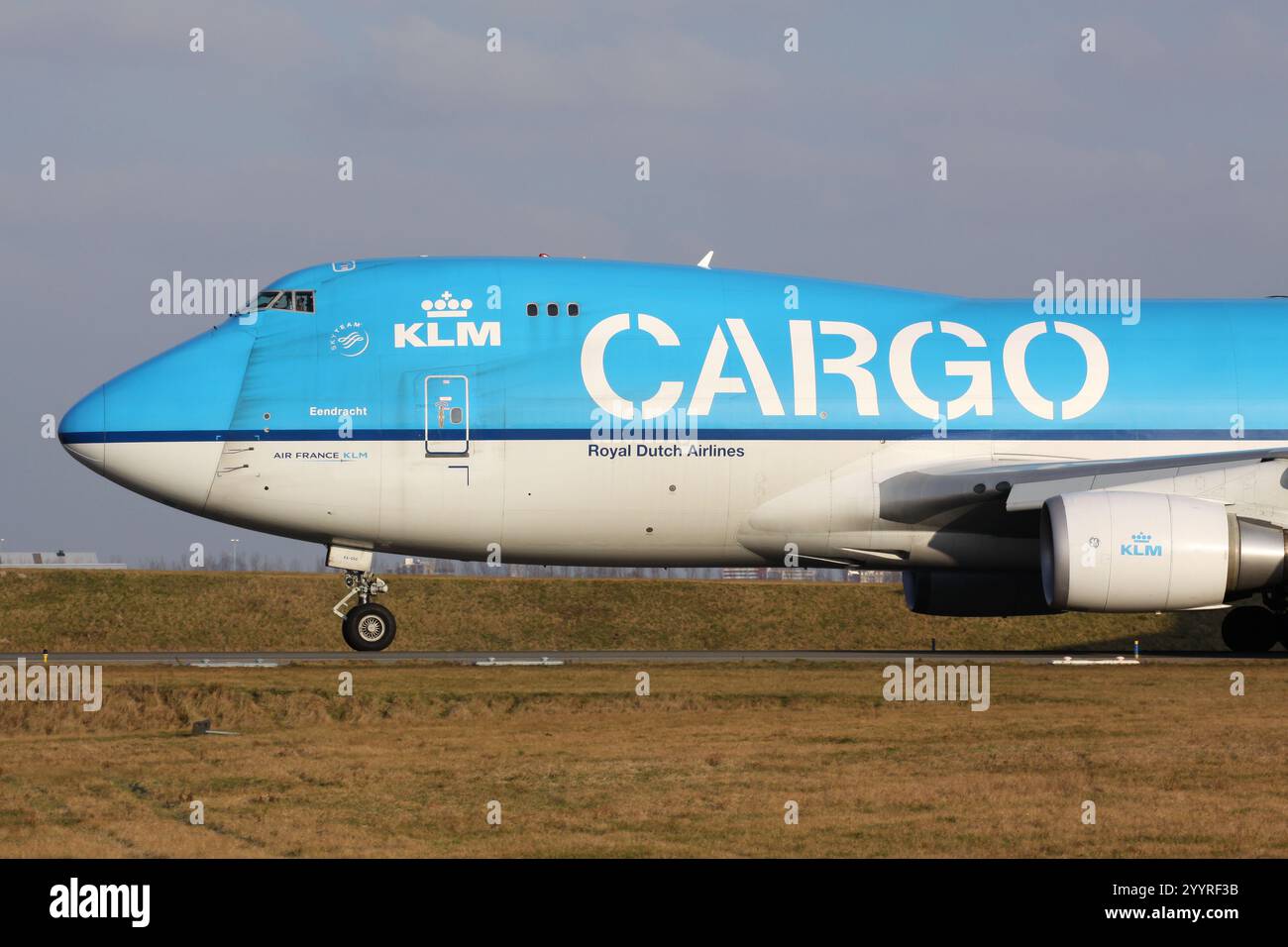 Une vue rapprochée du Boeing 747-400F pH-CKA de KLM circulant jusqu'à la piste pour le départ à l'aéroport d'Amsterdam Schiphol Banque D'Images