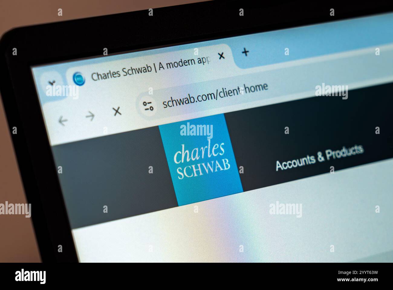 New York, États-Unis - 21 décembre 2024 : page d'accueil du site Web Charles Schwab affichée sur l'écran d'un ordinateur portable avec logo. Fournisseur de services financiers Banque D'Images