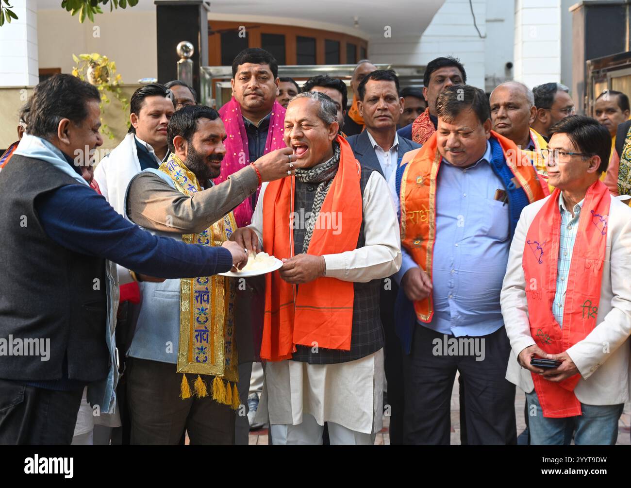 Noida, Inde. 22 décembre 2024. NOIDA, INDE - 22 DÉCEMBRE : des gens nourrissent des bonbons au chef du BJP Nawab Singh Nagar après que la Cour suprême a confirmé la décision antérieure de la haute Cour d'Allahabad de faire passer le survol du MDN sans frais le 22 décembre 2024 à Noida, en Inde. (Photo de Sunil Ghosh/Hindustan Times/Sipa USA) crédit : Sipa USA/Alamy Live News Banque D'Images