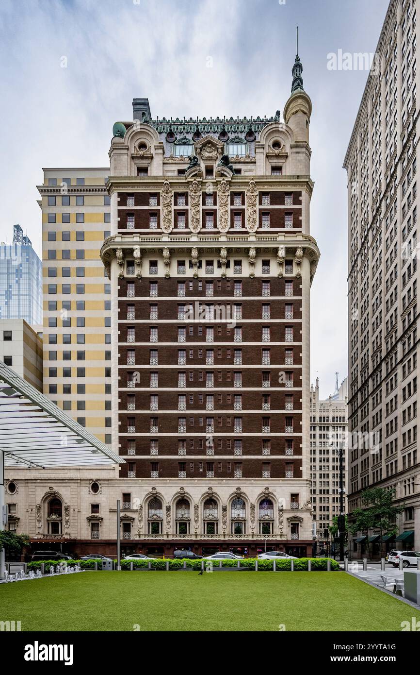 L'emblématique hôtel Adolphus dans le centre-ville de Dallas, Texas, met en valeur l'élégance des Beaux-Arts avec sa façade ornée et sa riche histoire en tant que destination de luxe emblématique. Banque D'Images