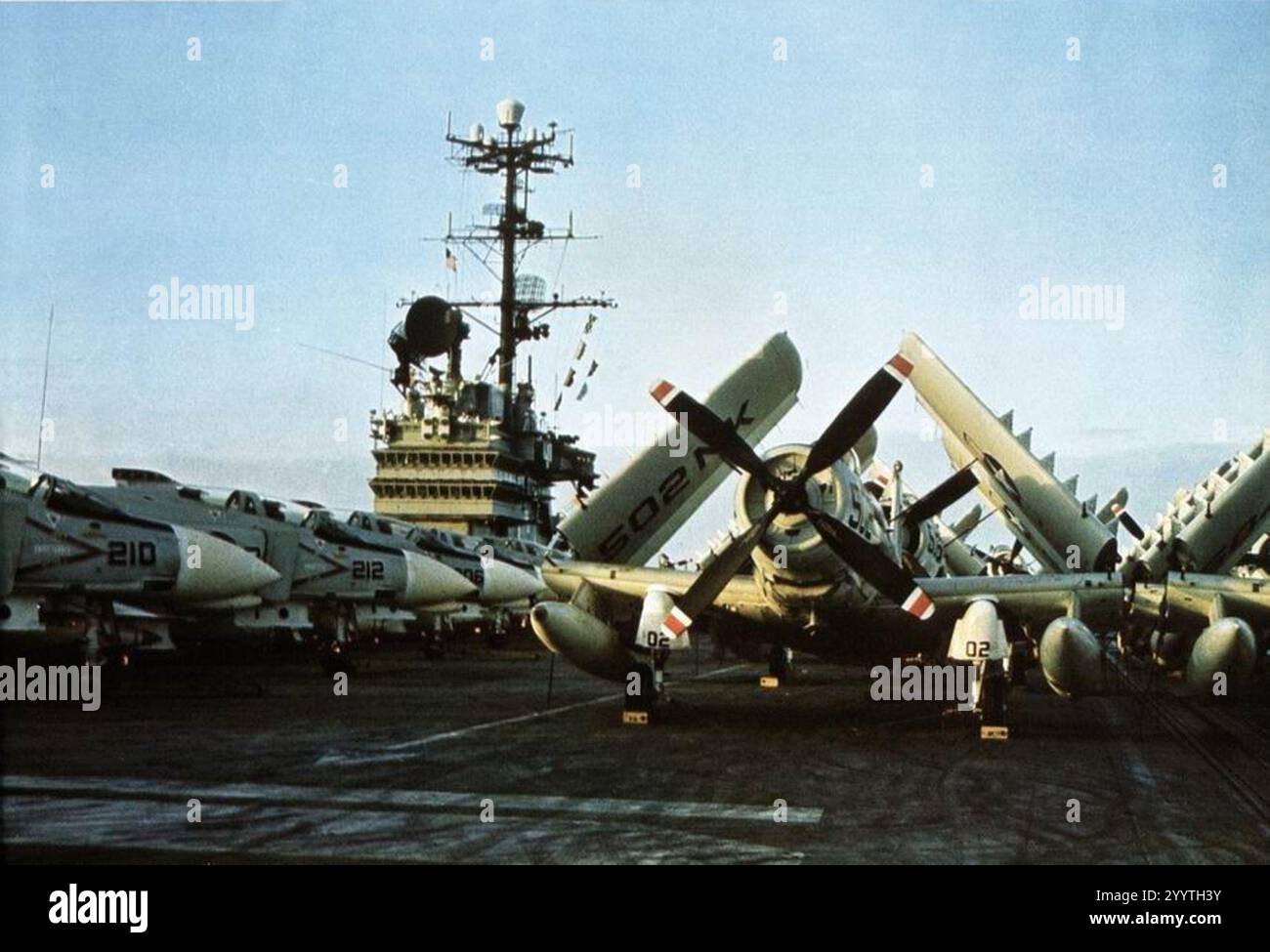 Douglas A-1 Skyraiders de va-145 et McDonnell F-4B Phantom IIS de VF-143 à bord de l'USS Ranger (CVA-61), vers 1966. Banque D'Images