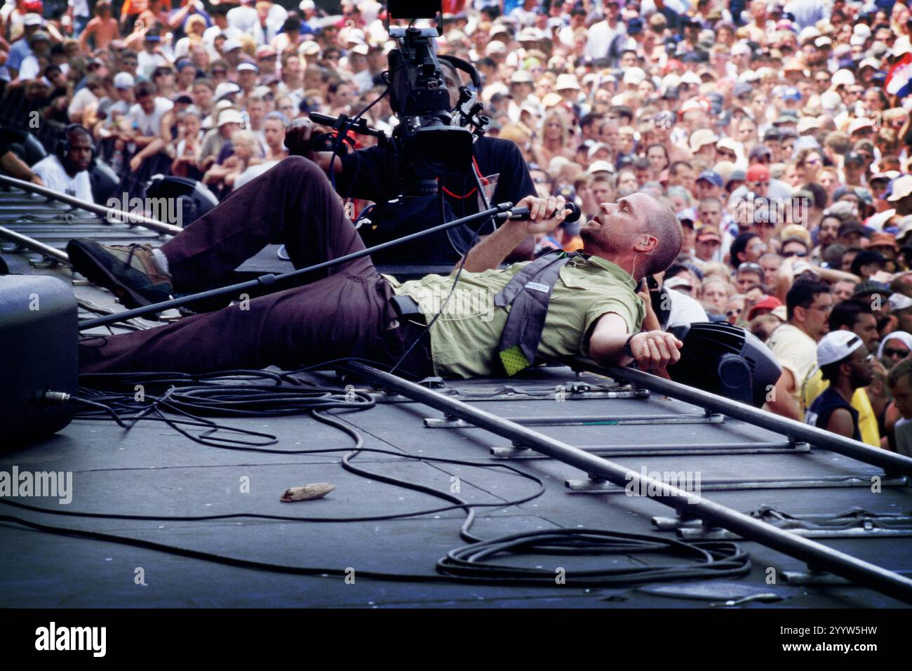 Gord Downie de The Tragically Hip en concert à Woodstock 1999 à la base aérienne de Griffiss. Rome, NY. ÉTATS-UNIS Banque D'Images