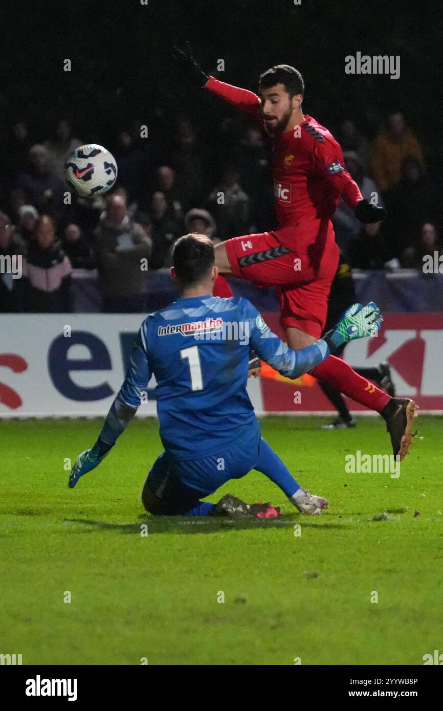 Belkacem Dali Amar de Quevilly-Rouen Métropole et Marcelin Gohier de l'U.S. ST Philbert de Grandlieu lors de la Coupe de France, manche de football 64 entre l'U.S. ST Philbert de Grandlieu et Quevilly-Rouen Métropole le 22 décembre 2024 au stade Jean Léveillé de Challans, France - photo Laurent Lairys / DPPI Banque D'Images