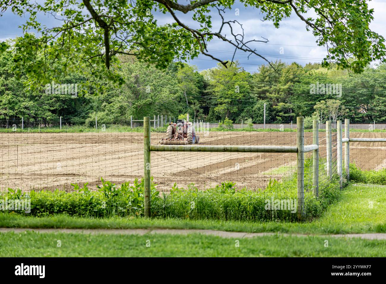 tracteur agricole garé dans un champ fraîchement labouré à east hampton Banque D'Images