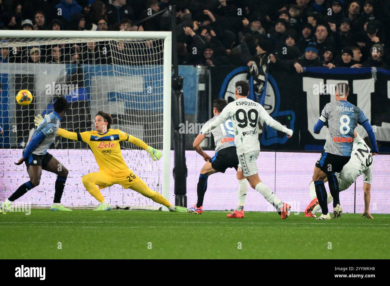 Bergame, Italie. 22 décembre 2024. Lorenzo Colombo d'Empoli (1er R) marque lors d'un match de Serie A entre Atalanta et Empoli à Bergame, Italie, 22 décembre 2024. Crédit : Alberto Lingria/Xinhua/Alamy Live News Banque D'Images