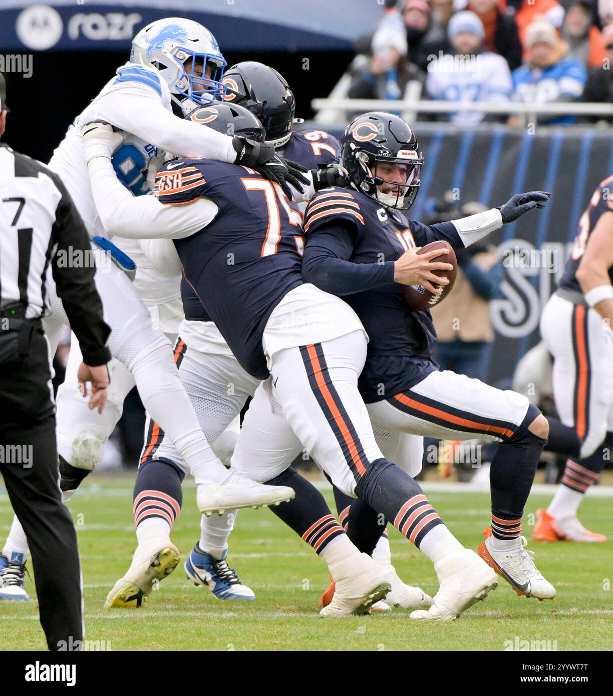 Chicago, États-Unis. 22 décembre 2024. La ligne se dirige vers le quarterback des Chicago Bears Caleb Williams (18 ans) contre les Lions de Detroit au Soldier Field à Chicago le dimanche 22 décembre 2024. Les lions ont vaincu les ours 34-17. Photo de Mark Black/UPI crédit : UPI/Alamy Live News Banque D'Images