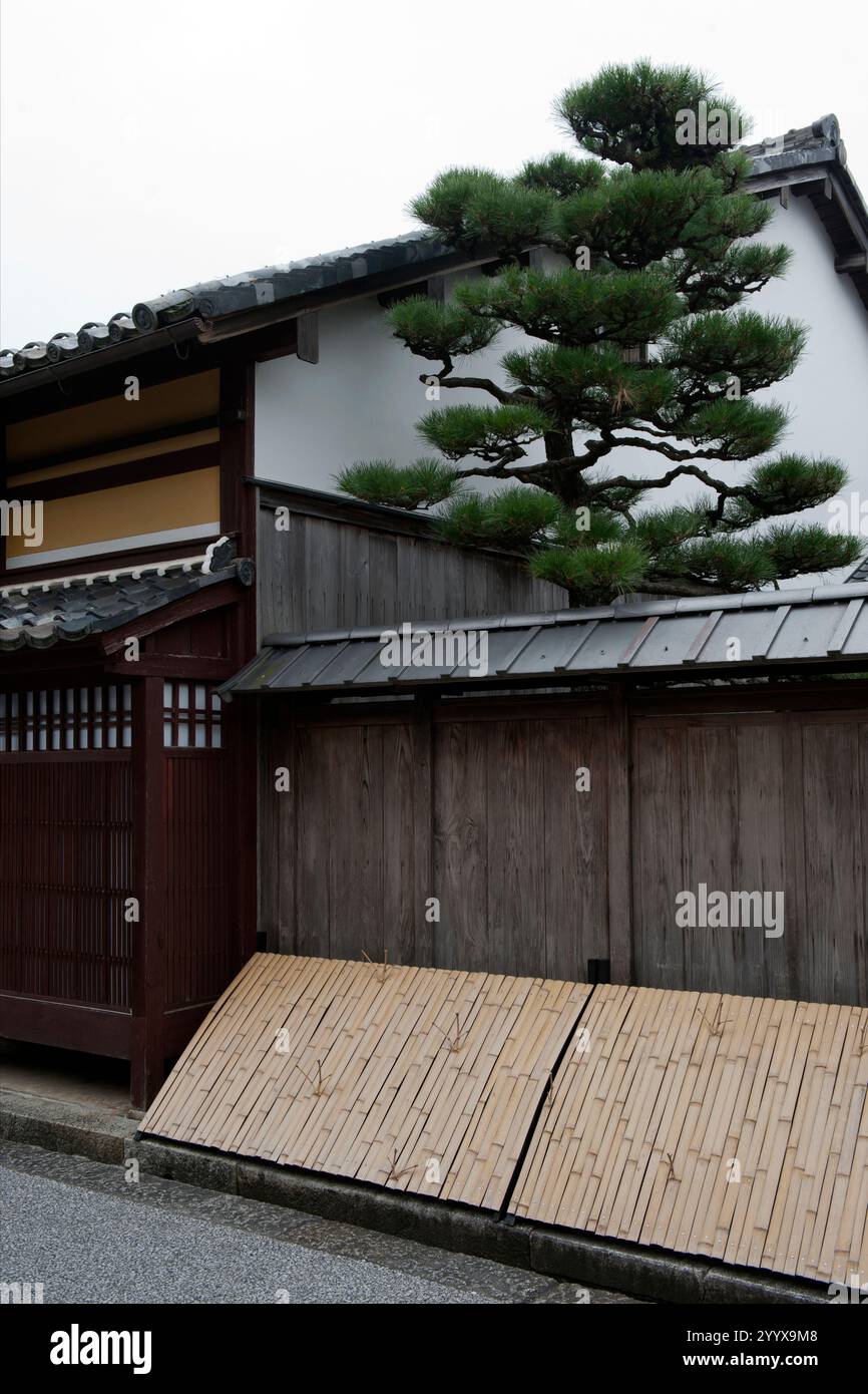 Anciennes résidences traditionnelles historiques de marchands OMI de l'époque Edo le long de la rue Shinmachi-dori à Omihachiman, Shiga, Japon. Banque D'Images